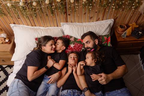 kikarodrigues, guarulhos, ensaio de natal, estudio, marrom, classico, boho, luxo, elegante, preto, branco, mulher, família, bebê, criança, papai noel, presente'