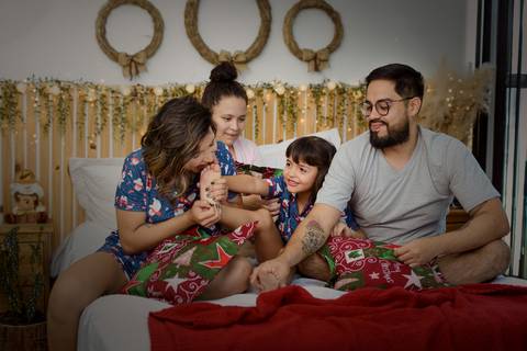 kikarodrigues, guarulhos, ensaio de natal, estudio, marrom, classico, boho, luxo, elegante, preto, branco, mulher, família, bebê, criança, papai noel, presente'