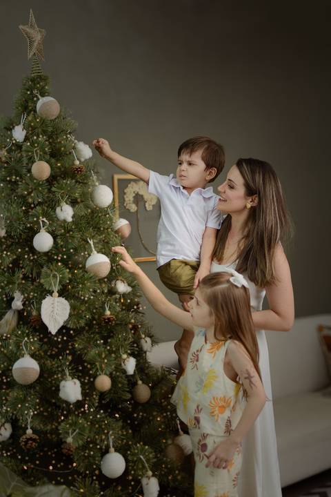 kikarodrigues, guarulhos, ensaio de natal, estudio, marrom, classico, boho, luxo, elegante, preto, branco, mulher, família, bebê, criança, papai noel, presente'