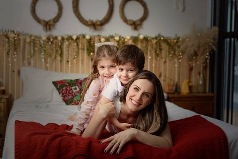 kikarodrigues, guarulhos, ensaio de natal, estudio, marrom, classico, boho, luxo, elegante, preto, branco, mulher, família, bebê, criança, papai noel, presente'