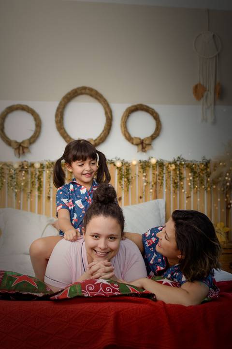 kikarodrigues, guarulhos, ensaio de natal, estudio, marrom, classico, boho, luxo, elegante, preto, branco, mulher, família, bebê, criança, papai noel, presente'