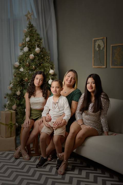 kikarodrigues, guarulhos, ensaio de natal, estudio, marrom, classico, boho, luxo, elegante, preto, branco, mulher, família, bebê, criança, papai noel, presente'