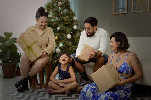 kikarodrigues, guarulhos, ensaio de natal, estudio, marrom, classico, boho, luxo, elegante, preto, branco, mulher, família, bebê, criança, papai noel, presente'