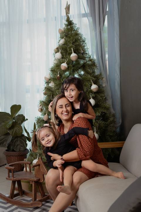 kikarodrigues, guarulhos, ensaio de natal, estudio, marrom, classico, boho, luxo, elegante, preto, branco, mulher, família, bebê, criança, papai noel, presente'