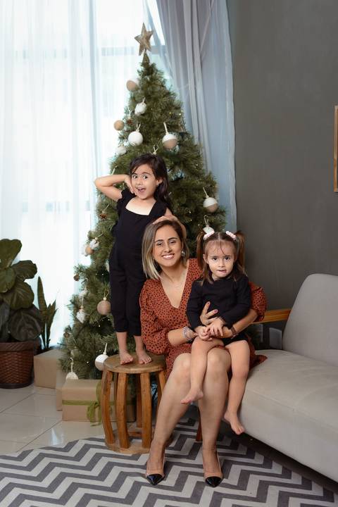 kikarodrigues, guarulhos, ensaio de natal, estudio, marrom, classico, boho, luxo, elegante, preto, branco, mulher, família, bebê, criança, papai noel, presente'