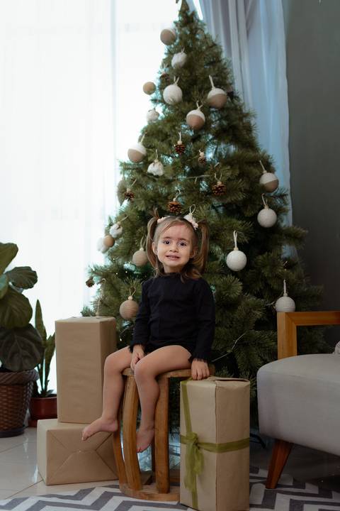 kikarodrigues, guarulhos, ensaio de natal, estudio, marrom, classico, boho, luxo, elegante, preto, branco, mulher, família, bebê, criança, papai noel, presente'