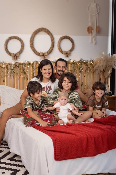kikarodrigues, guarulhos, ensaio de natal, estudio, marrom, classico, boho, luxo, elegante, preto, branco, mulher, família, bebê, criança, papai noel, presente'