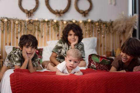 kikarodrigues, guarulhos, ensaio de natal, estudio, marrom, classico, boho, luxo, elegante, preto, branco, mulher, família, bebê, criança, papai noel, presente'