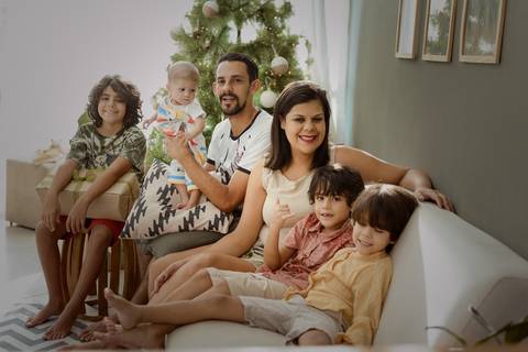 kikarodrigues, guarulhos, ensaio de natal, estudio, marrom, classico, boho, luxo, elegante, preto, branco, mulher, família, bebê, criança, papai noel, presente'