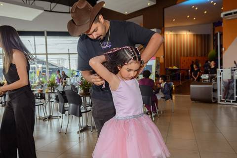 

kikarodrigues, fotografo, eventos, guarulhos, festa, infantil, aniversario, ana castela, buffet, criança, bebê, guarulhos, rosa, marrom, dourado, boiadeira, família, espontâneas, documental, alegria'