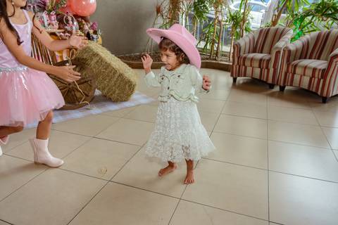 

kikarodrigues, fotografo, eventos, guarulhos, festa, infantil, aniversario, ana castela, buffet, criança, bebê, guarulhos, rosa, marrom, dourado, boiadeira, família, espontâneas, documental, alegria'