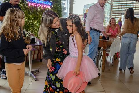 

kikarodrigues, fotografo, eventos, guarulhos, festa, infantil, aniversario, ana castela, buffet, criança, bebê, guarulhos, rosa, marrom, dourado, boiadeira, família, espontâneas, documental, alegria'