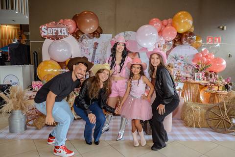 

kikarodrigues, fotografo, eventos, guarulhos, festa, infantil, aniversario, ana castela, buffet, criança, bebê, guarulhos, rosa, marrom, dourado, boiadeira, família, espontâneas, documental, alegria'