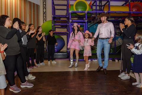 

kikarodrigues, fotografo, eventos, guarulhos, festa, infantil, aniversario, ana castela, buffet, criança, bebê, guarulhos, rosa, marrom, dourado, boiadeira, família, espontâneas, documental, alegria'