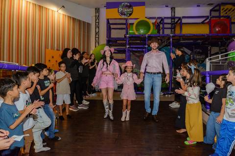 

kikarodrigues, fotografo, eventos, guarulhos, festa, infantil, aniversario, ana castela, buffet, criança, bebê, guarulhos, rosa, marrom, dourado, boiadeira, família, espontâneas, documental, alegria'