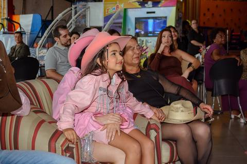 

kikarodrigues, fotografo, eventos, guarulhos, festa, infantil, aniversario, ana castela, buffet, criança, bebê, guarulhos, rosa, marrom, dourado, boiadeira, família, espontâneas, documental, alegria'