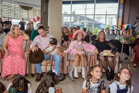 

kikarodrigues, fotografo, eventos, guarulhos, festa, infantil, aniversario, ana castela, buffet, criança, bebê, guarulhos, rosa, marrom, dourado, boiadeira, família, espontâneas, documental, alegria'
