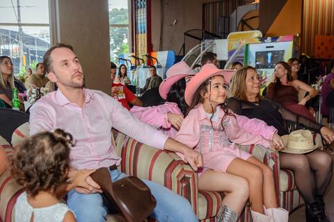 

kikarodrigues, fotografo, eventos, guarulhos, festa, infantil, aniversario, ana castela, buffet, criança, bebê, guarulhos, rosa, marrom, dourado, boiadeira, família, espontâneas, documental, alegria'