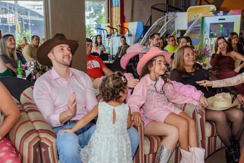 

kikarodrigues, fotografo, eventos, guarulhos, festa, infantil, aniversario, ana castela, buffet, criança, bebê, guarulhos, rosa, marrom, dourado, boiadeira, família, espontâneas, documental, alegria'