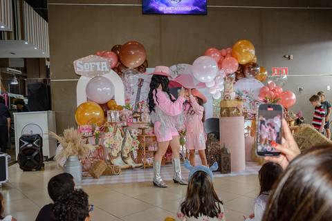 

kikarodrigues, fotografo, eventos, guarulhos, festa, infantil, aniversario, ana castela, buffet, criança, bebê, guarulhos, rosa, marrom, dourado, boiadeira, família, espontâneas, documental, alegria'