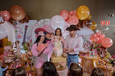 

kikarodrigues, fotografo, eventos, guarulhos, festa, infantil, aniversario, ana castela, buffet, criança, bebê, guarulhos, rosa, marrom, dourado, boiadeira, família, espontâneas, documental, alegria'