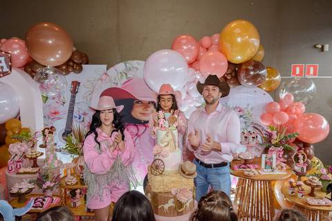 

kikarodrigues, fotografo, eventos, guarulhos, festa, infantil, aniversario, ana castela, buffet, criança, bebê, guarulhos, rosa, marrom, dourado, boiadeira, família, espontâneas, documental, alegria'