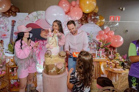 

kikarodrigues, fotografo, eventos, guarulhos, festa, infantil, aniversario, ana castela, buffet, criança, bebê, guarulhos, rosa, marrom, dourado, boiadeira, família, espontâneas, documental, alegria'