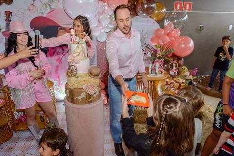 

kikarodrigues, fotografo, eventos, guarulhos, festa, infantil, aniversario, ana castela, buffet, criança, bebê, guarulhos, rosa, marrom, dourado, boiadeira, família, espontâneas, documental, alegria'