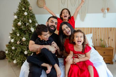 kikarodrigues-guarulhos-ensaio-natal-estudio-marrom-classico-boho-luxo-elegante-preto-branco-familia-bebe-crianca-papainoel-presente'