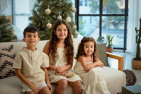 kikarodrigues-guarulhos-ensaio-natal-estudio-marrom-classico-boho-luxo-elegante-preto-branco-familia-bebe-crianca-papainoel-presente'