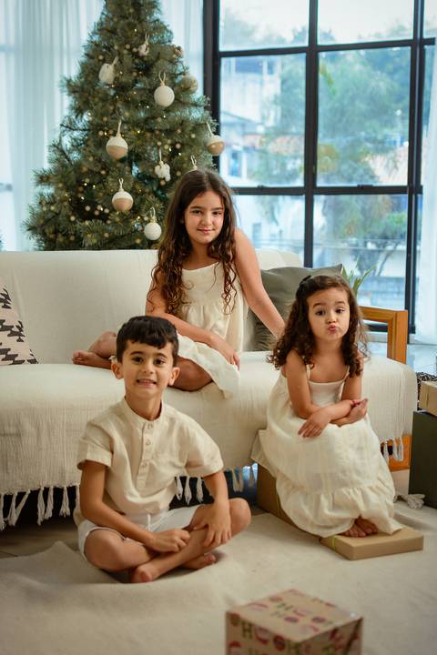kikarodrigues-guarulhos-ensaio-natal-estudio-marrom-classico-boho-luxo-elegante-preto-branco-familia-bebe-crianca-papainoel-presente'