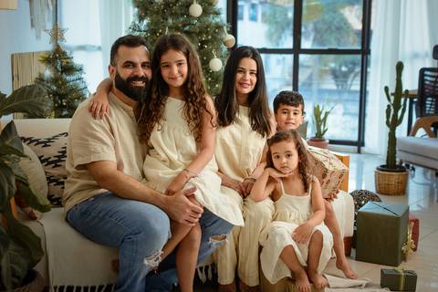 kikarodrigues-guarulhos-ensaio-natal-estudio-marrom-classico-boho-luxo-elegante-preto-branco-familia-bebe-crianca-papainoel-presente'