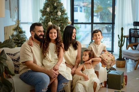 kikarodrigues-guarulhos-ensaio-natal-estudio-marrom-classico-boho-luxo-elegante-preto-branco-familia-bebe-crianca-papainoel-presente'