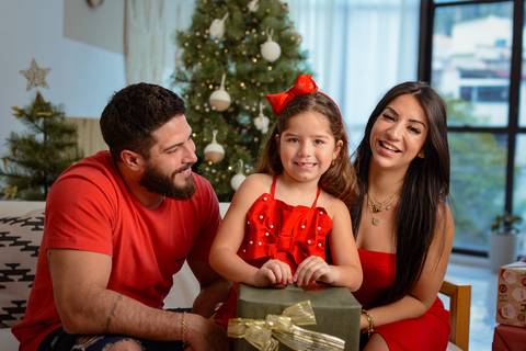 kikarodrigues-guarulhos-ensaio-natal-estudio-marrom-classico-boho-luxo-elegante-preto-branco-familia-bebe-crianca-papainoel-presente'