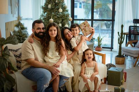 kikarodrigues-guarulhos-ensaio-natal-estudio-marrom-classico-boho-luxo-elegante-preto-branco-familia-bebe-crianca-papainoel-presente'