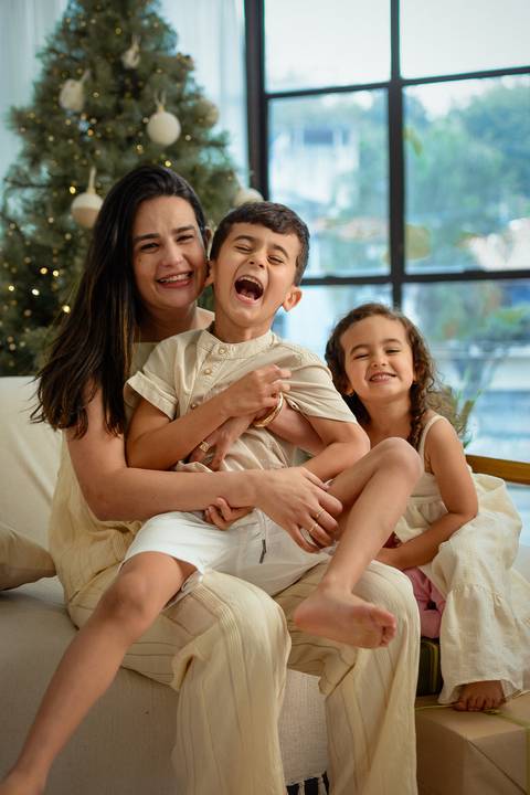 kikarodrigues-guarulhos-ensaio-natal-estudio-marrom-classico-boho-luxo-elegante-preto-branco-familia-bebe-crianca-papainoel-presente'