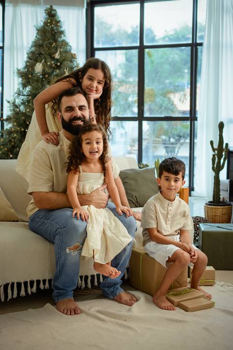 kikarodrigues-guarulhos-ensaio-natal-estudio-marrom-classico-boho-luxo-elegante-preto-branco-familia-bebe-crianca-papainoel-presente'