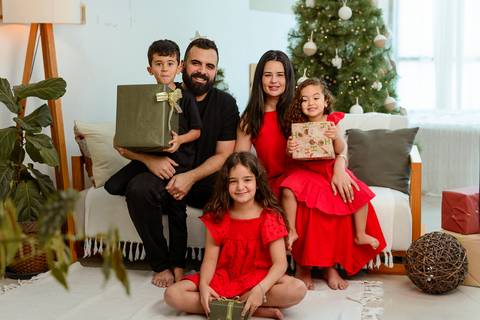 kikarodrigues-guarulhos-ensaio-natal-estudio-marrom-classico-boho-luxo-elegante-preto-branco-familia-bebe-crianca-papainoel-presente'