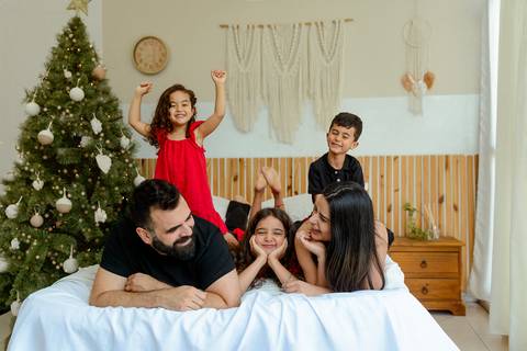 kikarodrigues-guarulhos-ensaio-natal-estudio-marrom-classico-boho-luxo-elegante-preto-branco-familia-bebe-crianca-papainoel-presente'