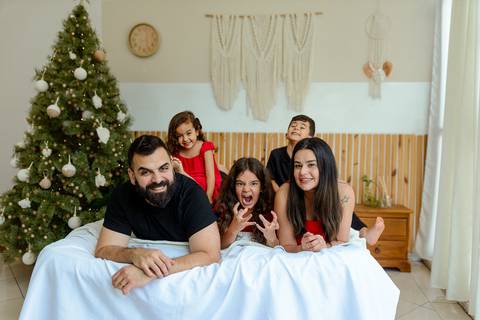 kikarodrigues-guarulhos-ensaio-natal-estudio-marrom-classico-boho-luxo-elegante-preto-branco-familia-bebe-crianca-papainoel-presente'