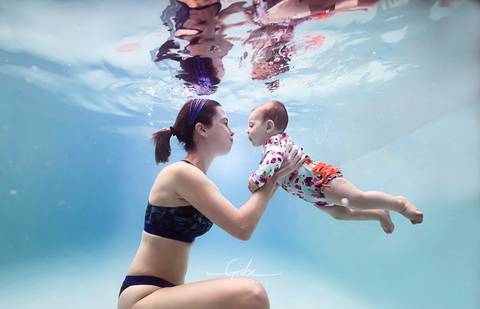 Ensaio Underwater Bebe Luiza
Fotografia na piscina
foto mãe e filha em baixo da água
Figurino body estampado
acompanhamento bebe 6 meses
beijo na agua
Fotógrafa Gabriella Arruda
Estúdio Gabi Fotografia
São Paulo - SP'