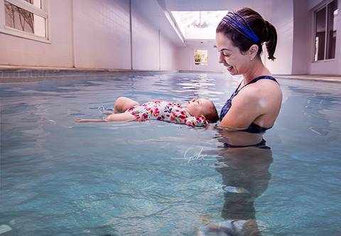 Ensaio Underwater Bebe Luiza
Fotografia na piscina
foto mãe e filha boiando
Figurino body estampado
acompanhamento bebe 6 meses
foto na agua
Fotógrafa Gabriella Arruda
Estúdio Gabi Fotografia
São Paulo - SP'