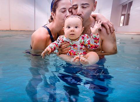 Ensaio Underwater Familia Lima
Fotografia na piscina
foto pai mãe e filha em baixo da água
Figurino body estampado
acompanhamento bebe 6 meses
beijo na agua
Fotógrafa Gabriella Arruda
Estúdio Gabi Fotografia
São Paulo - SP'