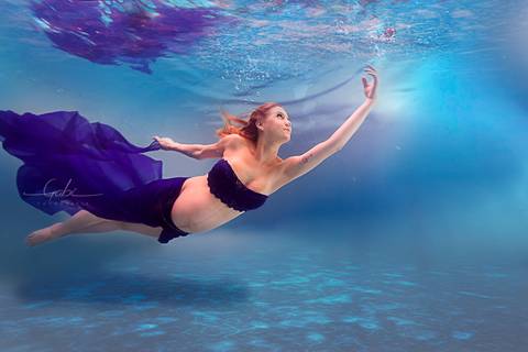 Ensaio Underwater Gestante Vãnia 
Fotografia na Piscina
Figurino azul
Maquiagem à prova d´água
Fotógrafa Gabriella Arruda
Estúdio Gabi Fotografia
São Paulo - SP
www.gabi.fot.br'