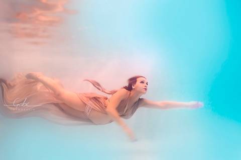 Ensaio Underwater Gestante Luciana
Fotografia grávida flutuando  na piscina 
Foto subaquática gestante 
Figurino vestido dourado
Maquiagem à prova d´água
Fotógrafa Gabriella Arruda
Estúdio Gabi Fotografia
São Paulo - SP'