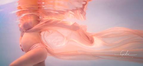 Ensaio Underwater Gestante Luciana
Fotografia grávida flutuando  na piscina 
Foto subaquática gestante 
Figurino vestido dourado
Maquiagem à prova d´água
Fotógrafa Gabriella Arruda
Estúdio Gabi Fotografia
São Paulo - SP'