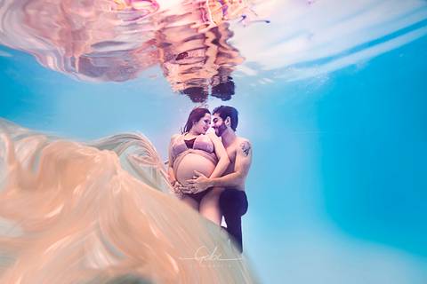 Ensaio Underwater Gestante Rafaela
Fotografia casal gravidos na piscina apaixonados
Figurino vestido dourado
Make à prova d´água
Fotógrafa Gabriella Arruda
Estúdio Gabi Fotografia
São Paulo - SP'
