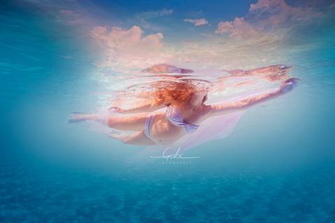 Ensaio Underwater Gestante Luciana
Fotografia grávida flutuando  na piscina 
Foto subaquática gestante 
Figurino biquini prata
Maquiagem à prova d´água
Fotógrafa Gabriella Arruda
Estúdio Gabi Fotografia
São Paulo - SP'