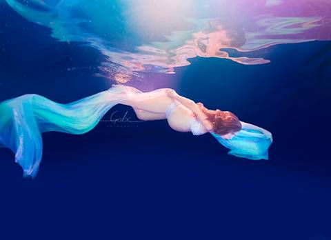 Ensaio Underwater Gestante Luciana
Fotografia grávida mergulhando  na piscina 
Foto subaquática gestante 
Figurino vestido dourado
Maquiagem à prova d´água
Fotógrafa Gabriella Arruda
Estúdio Gabi Fotografia
São Paulo - SP'