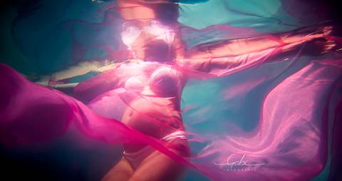 Ensaio Underwater Gestante Fernanda
Fotografia gravida na piscina
Figurino vestido lenço rosa
Make à prova d´água
Fotógrafa Gabriella Arruda
Estúdio Gabi Fotografia
São Paulo - SP'